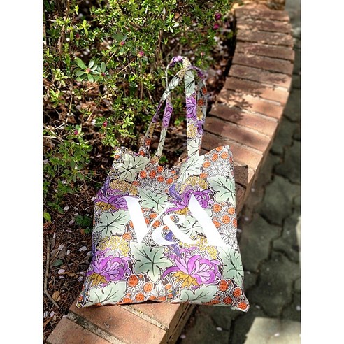 런던 V&A 로고 디자인 에코백 여성 숄더백 데일리백(Strawberry) – 빅토리아 알버트에서 온 정품 캐스키드슨북백 런던 V&A 로고 디자인 에코백 여성 숄더백 데일리백(Strawberry) – 빅토리아 알버트에서 온 정품 캐스키드슨북백