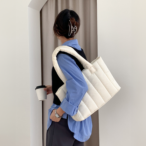 민티즈 스퀘어 세로 퀼팅 누빔백: 세련된 실용성의 완벽한 조화