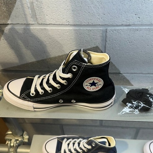 컨버스 척테일러 팬텀블랙: 옷장 속 만능템으로 스타일 고민 끝!