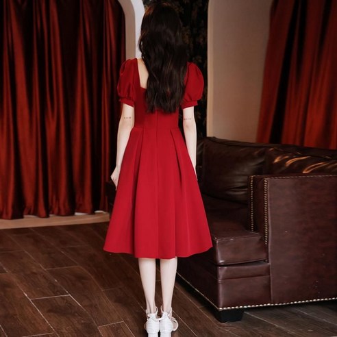 빛나는 미소와 함께: 미디 어바웃타임 드레스에서 펼쳐지는 졸업사진의 매력