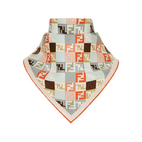 펜디 실크 스카프, 당신의 겨울을 우아하게 채우다