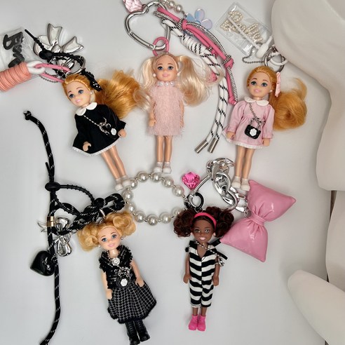 밋밋한 가방에 생기를 불어넣다! 나만의 개성을 표현하는 마법, 바비인형 키링 바비키링
