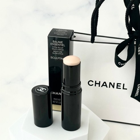 샤넬 바움 에쌍씨엘 글로우 스틱: 섬세한 광채로 완성하는 입체적인 아름다움 샤넬하이라이터