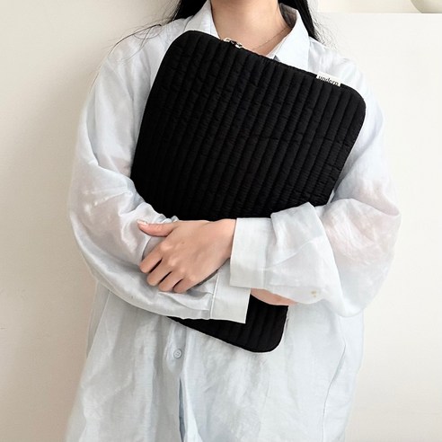 언더프 블랙 누빔 노트북 파우치: 세련되고 내구성 뛰어난 노트북 보호자