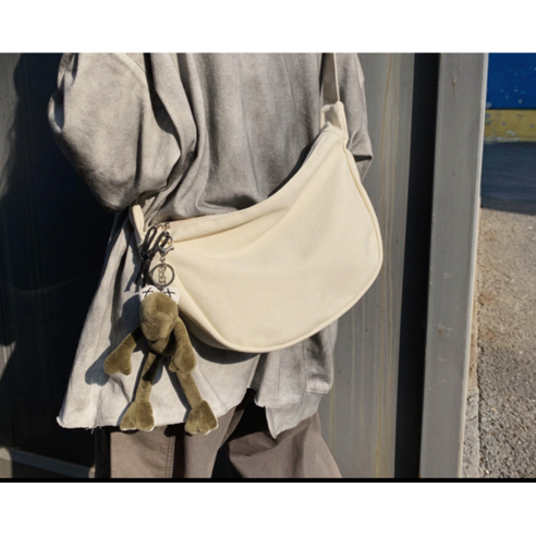 가성비와 스타일을 모두 갖춘 스마트한 미니 크로스백