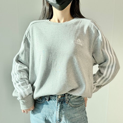 간절기 날씨에 완벽한 편안하고 세련된 아디다스 맨투맨