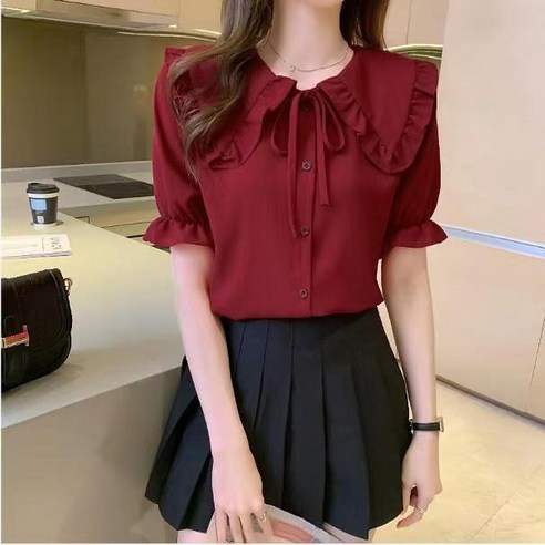 한여름에 더욱 반짝이는 레드 프릴 블라우스로 화려하게