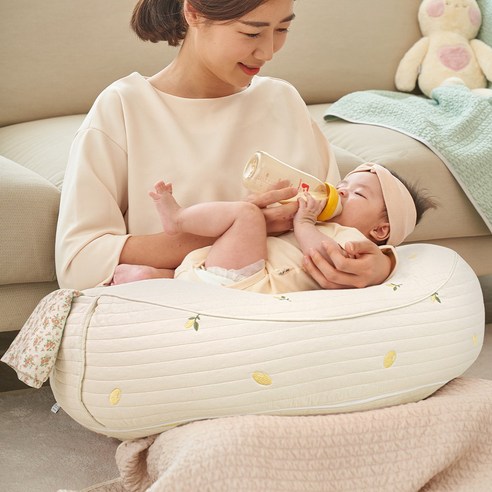 손목통증을 완화하고 역류방지 기능을 제공하는 수유쿠션
