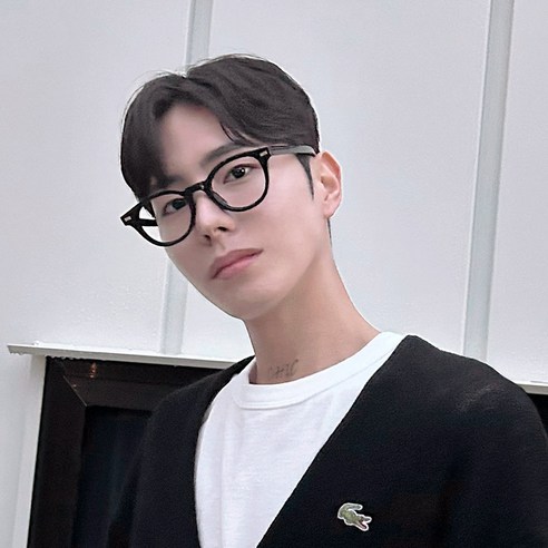 고품질의 블루라이트차단 안경으로 스타일과 건강을 한 번에 챙기세요.