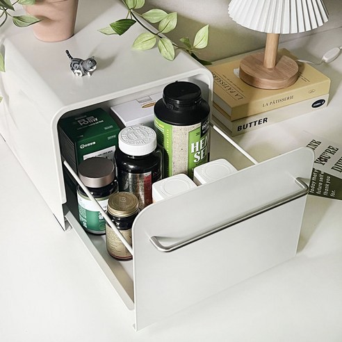 마츠리센 화이트 철제 슬라이드 수납함은 다목적 소품정리함으로 식기류, 디저트, 간식, 화장품, 캠핑용품 등을 보관하고 깔끔한 디자인과 실용적인 기능을 제공합니다.