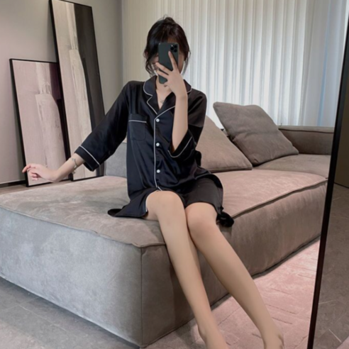 밤의 여왕을 위한 속삭임: 샤무즈 실크 원피스 잠옷, 당신의 피부에 닿는 황홀한 휴식 실크잠옷