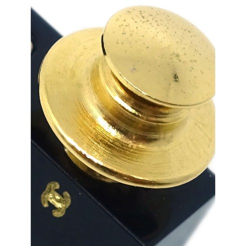 샤넬 브로치 하나로 완성하는 나만의 파리지엔느 스타일