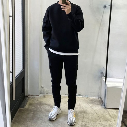 편안하고 스타일리시한 라운지21의 네오프렌 카고 트레이닝 세트는 다양한 경우에 사용할 수 있는 다목적 의류입니다.