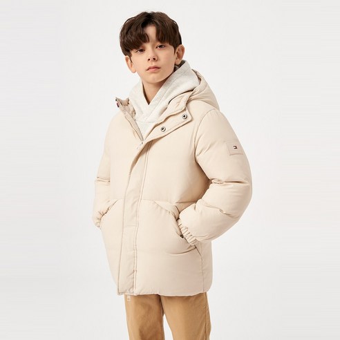 덕 다운 충전재로 우수한 보온성이 특징이며 부드러운 착용감 또한 매력적인 제품