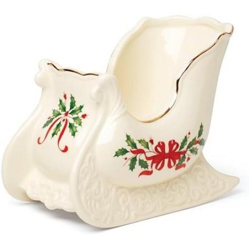 레녹스 홀리데이 커버 접시로 당신의 식탁에 마법 같은 크리스마스 분위기를 더하세요.