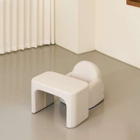 뒹굴러 소파와 함께하는 꿈같은 휴식, 삶의 여유를 더하세요.