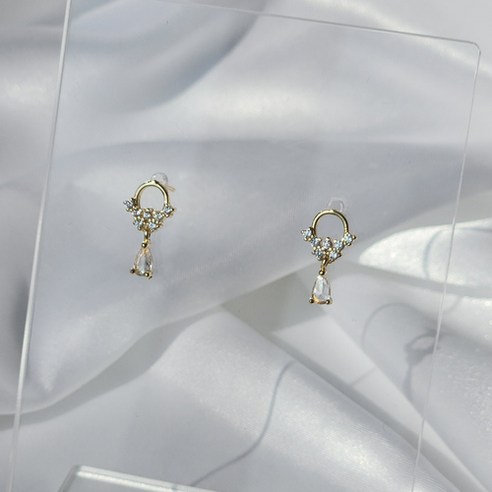 세련된 고급스러움을 선사하는 러브엘렌의 925실버 물방울 귀걸이