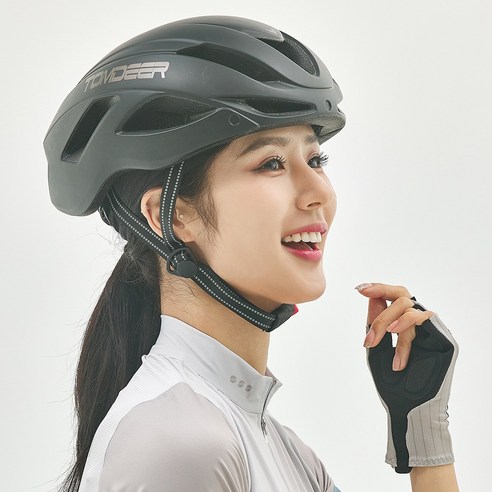 톰디어 후미등겸용 에어로 전동킥보드 자전거헬멧은 화이트계열의 색상으로 다양한 사이즈에 맞게 조절이 가능하며, 후미등겸용과 에어로 디자인이 특징입니다.