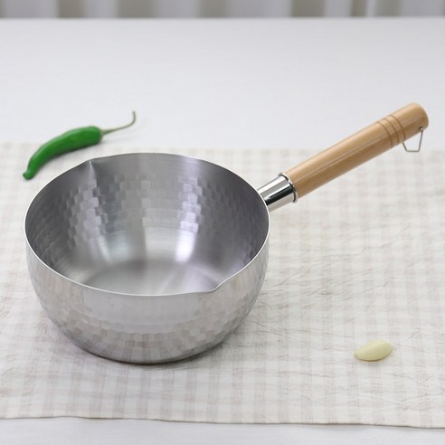 키친아트 스텐 해머톤 편수냄비 2종세트는 16cm와 20cm 냄비로 구성되어 있으며, 내열성과 목재 손잡이의 보온 효과가 특징입니다.