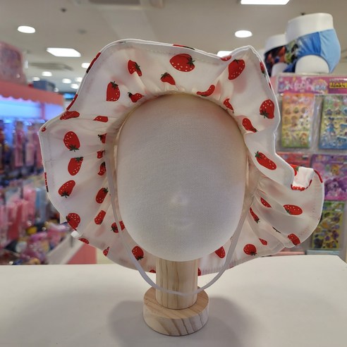 사랑스러움과 안전함을 담은 딸기 프릴 보넷