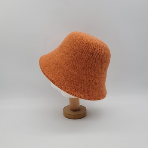 다운 톤 컬러감과 베이직한 핏의 울니트로 제작된 겨울 무봉제 버킷햇 모자