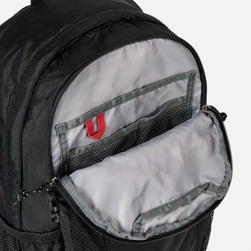 모험에 필수적인 내구성 있고 방수성 컬럼비아 등산 가방