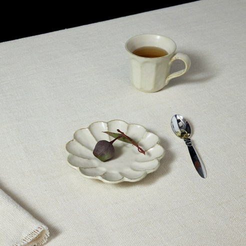 섬세한 아름다움으로 식탁을 물들이는 카네코 코효 링카 원형 접시