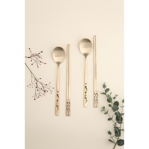 품격과 건강을 담은 선물, 화담 방짜유기 오색설중매 수저세트