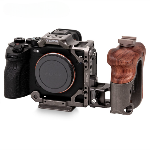 소니 a7S III 카메라를 보호하면서도 다양한 기능을 추가할 수 있는 Tilta TA-T18-A 카메라 케이지