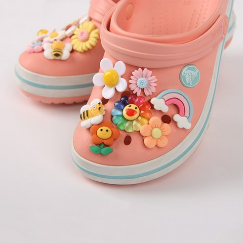 밋밋한 신발에 개성을 더하다! 플라워 캐릭터 신발 파츠로 나만의 슈즈를 완성하세요.