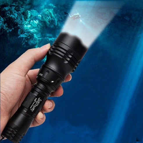 어둠 속에서도 빛을 잃지 않는 당신을 위한 작지만 강력한 수중 랜턴