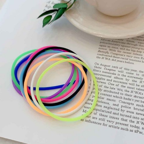 끊어짐 걱정 없이 쫀쫀하게! 하루 종일 깔끔한 스타일 완성하는 골드티아라 실리콘 머리끈