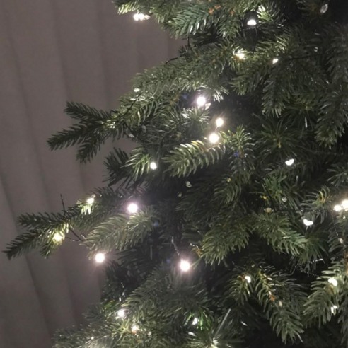 공간을 예술로, 반쪽트리로 완성하는 특별한 크리스마스