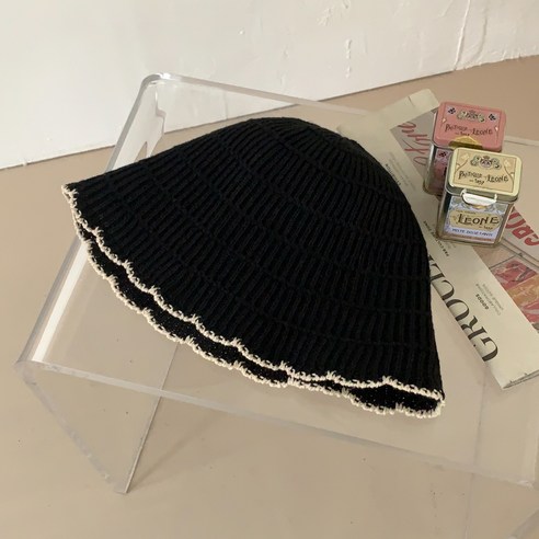 여름날의 청량함을 담은 니트 버킷햇