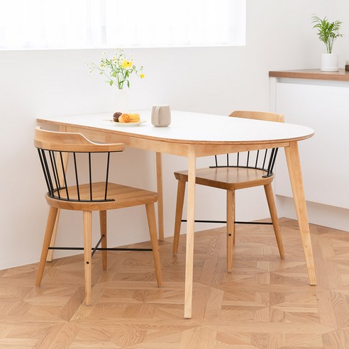 바른홈 유카리 유칼립투스 반원 원목 식탁 테이블은 고품질의 원목 재질로 제작되어 견고하고 아름다운 디자인을 자랑하는 제품입니다.