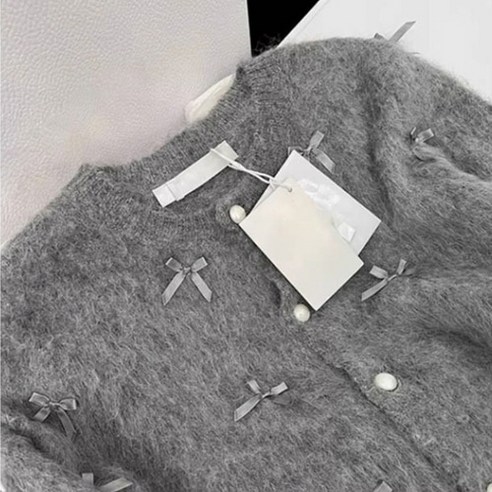 봄철에 세련되고 편안한 룩을 연출하는 도오빠 고레리본SA 여성 가디건