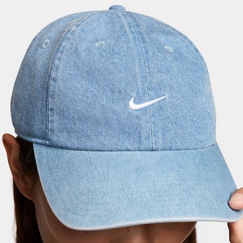 스타일과 시원함을 한번에! 나이키 데님 모자로 여름 스타일 완성하세요.