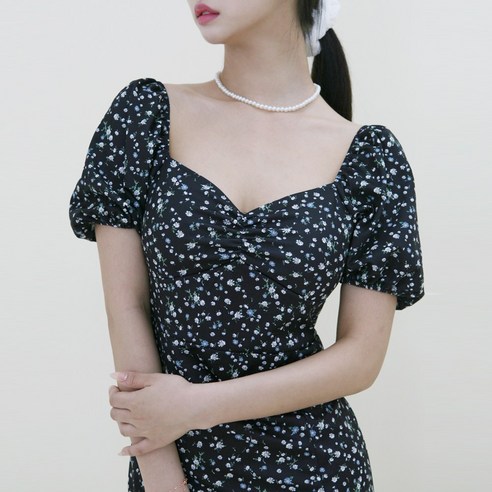 여름을 제대로 즐기는 여성 랩 원피스