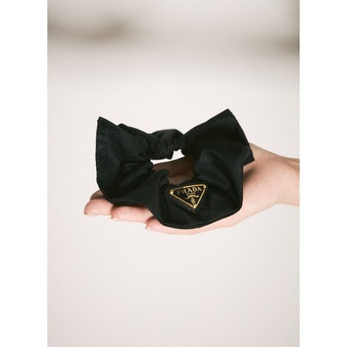 우아함과 실용성을 겸비한 프라다 리나일론 헤어 스크런치 프라다스크런치