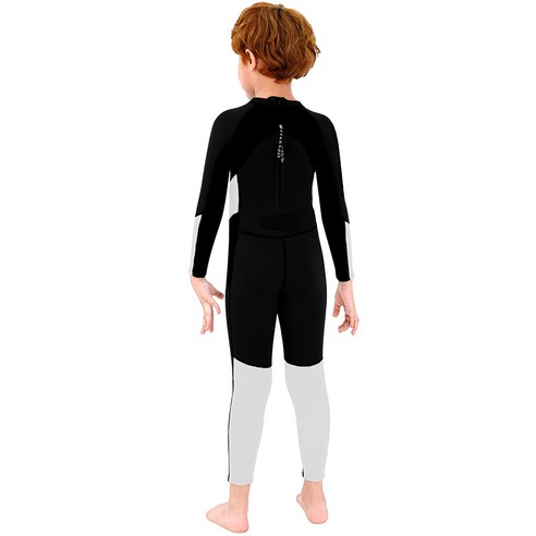 젊은 수영 선수를 위한 편안함과 보호