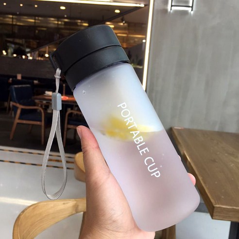 YANG플라스틱 컵 남녀 학생 커플 휴대용 대용량 물 컵 한국 스타일의 간단한 스포츠 공간 컵 모리 시리즈, 우아한블랙600ml[젖빛], 싱글 컵 + 컵 브러시