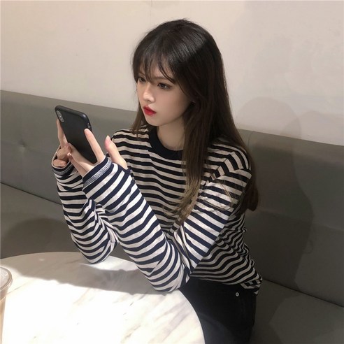 가을 저녁에 따뜻하고 편안한 밤마다 여성 티셔츠