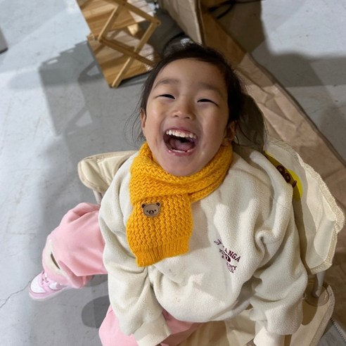 겨울철 추위로부터 어린이를 따뜻하고 스타일리시하게 보호하는 키즈 머플러