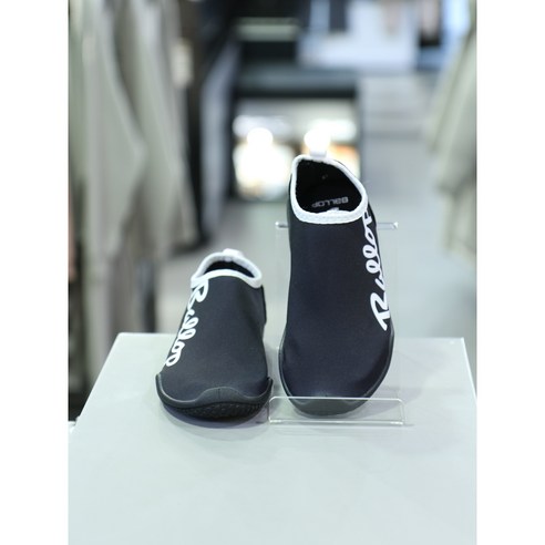 블랙의 매력과 편안함을 한데 모은 밸롭 어린이 아쿠아슈즈