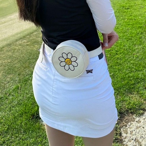 필드 위 스타일과 편리함을 한 번에! 스마일 힙색으로 완성하는 여성 골퍼의 룩 골프벨트백