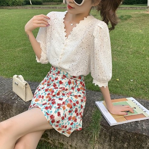 KORELAN 모던하고 부드러운 느낌의 복고 브이넥 펀칭 퍼프 소매 레이스 셔츠