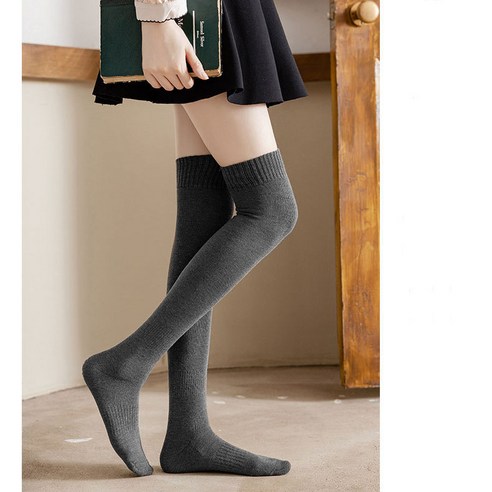 포근함과 스타일을 책임질 러프리 기모 오버니삭스: 올겨울 당신의 다리를 따뜻하게 감싸줄 마법