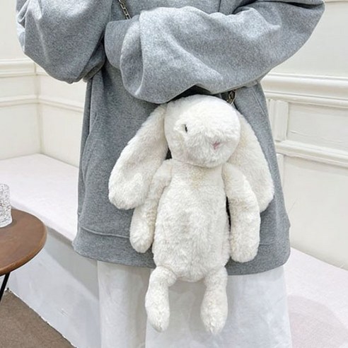 사랑스러움과 실용성을 모두 갖춘 데일리 토끼 인형 크로스백