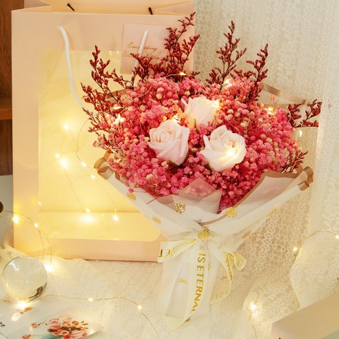 핑크빛의 매력과 아름다운 특징으로 특별한 사람에게 영구적인 기쁨을 선사하는 아르띠콜로 LED 장미 안개 꽃 꽃다발
