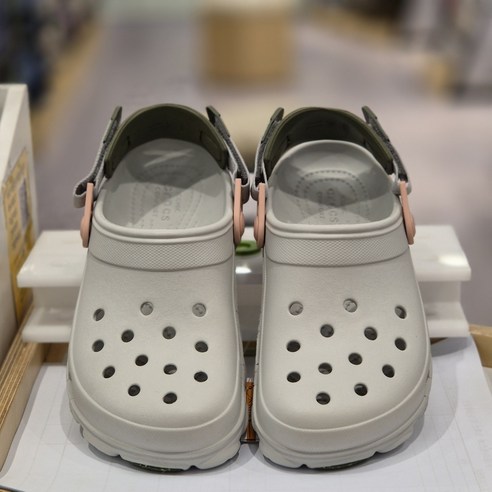 여름철 편안함과 스타일을 책임지는 크록스 클래식 올터레인 클로그